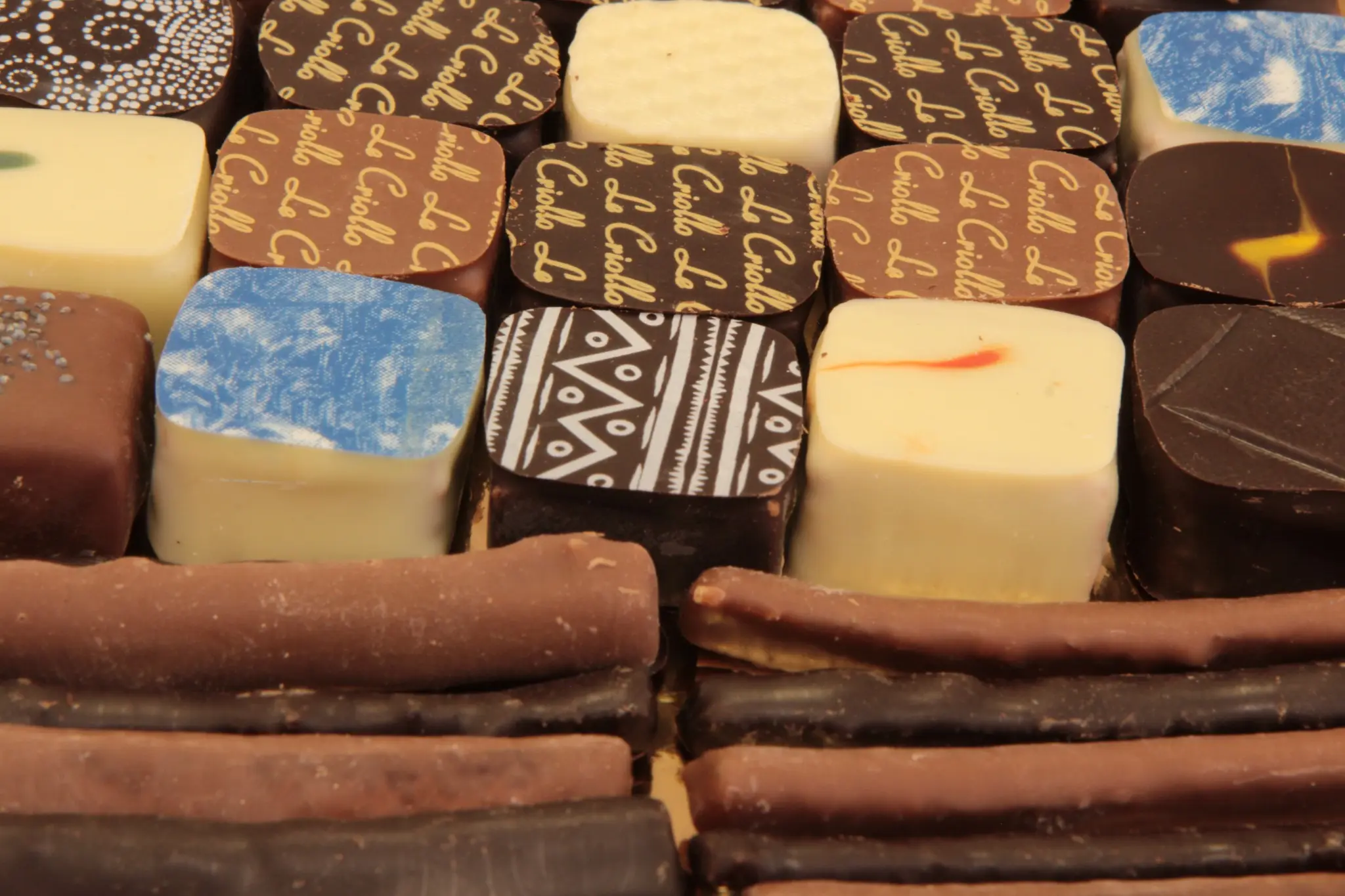 Assortiment de chocolats artisanaux photographié en gros plan