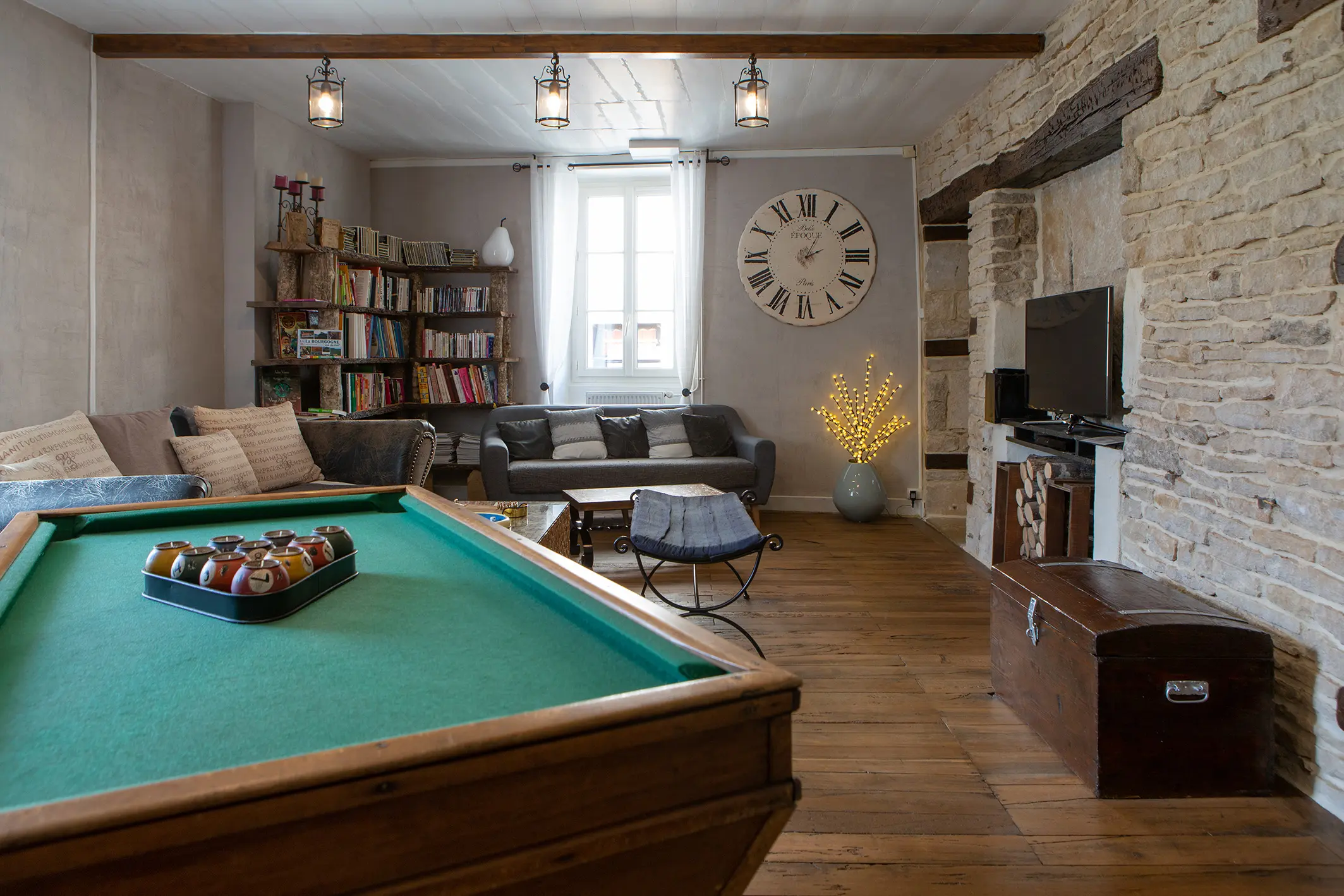 Photographie immobilière d’un salon avec billard