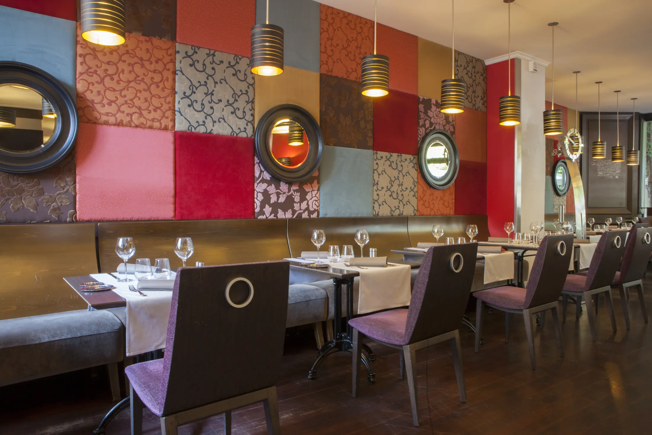 Salle de restaurant contemporaine