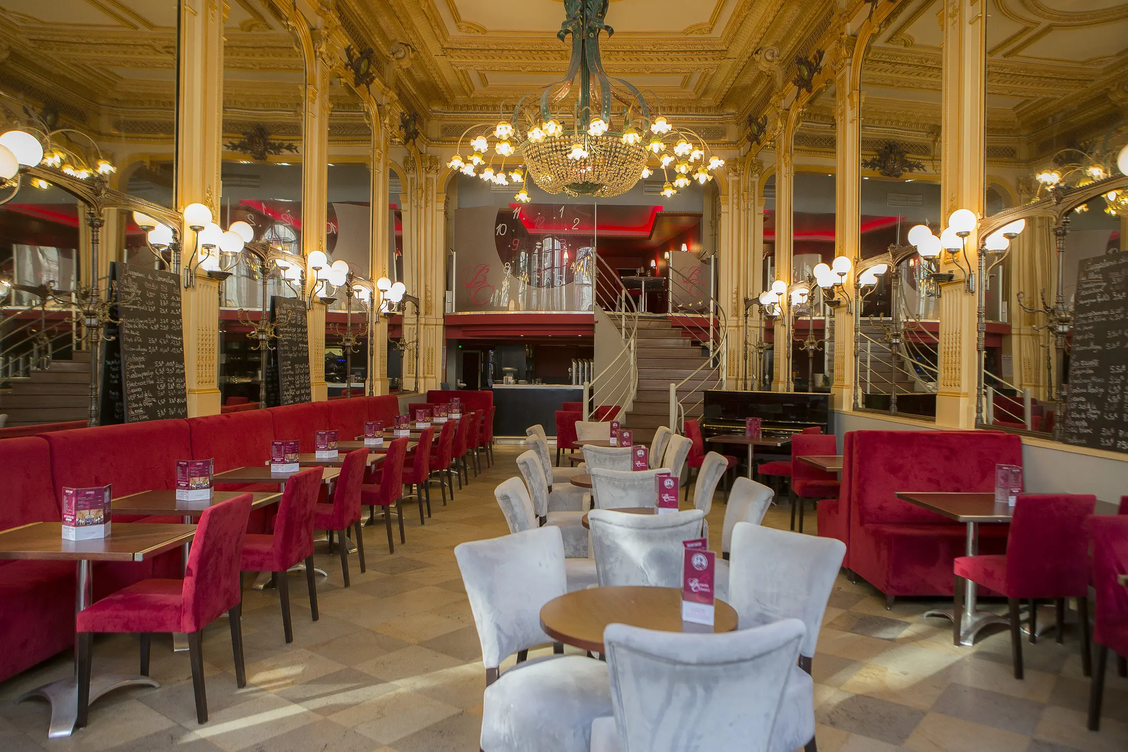 Photographie intérieure d’un restaurant