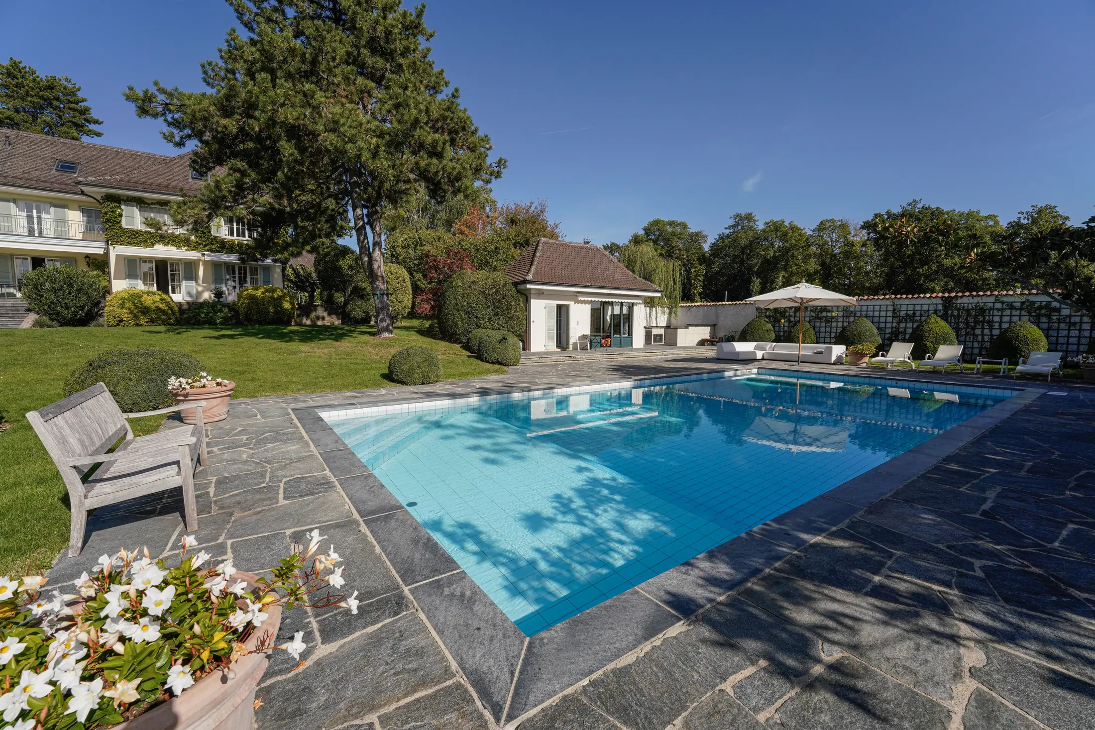 Photographie extérieure d’une propriété avec piscine
