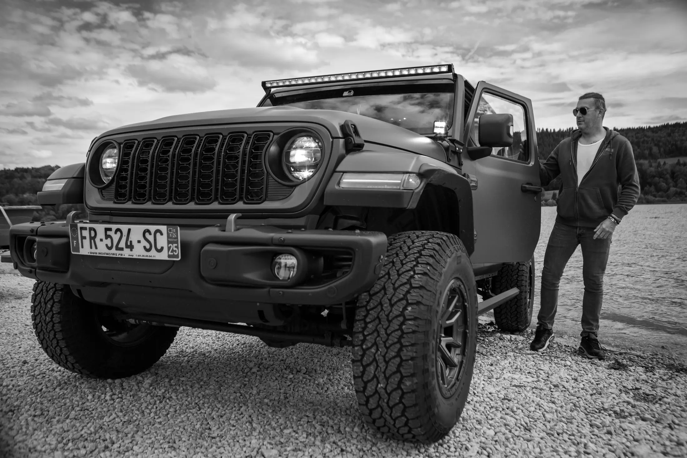 Portrait automobile tout-terrain en noir et blanc