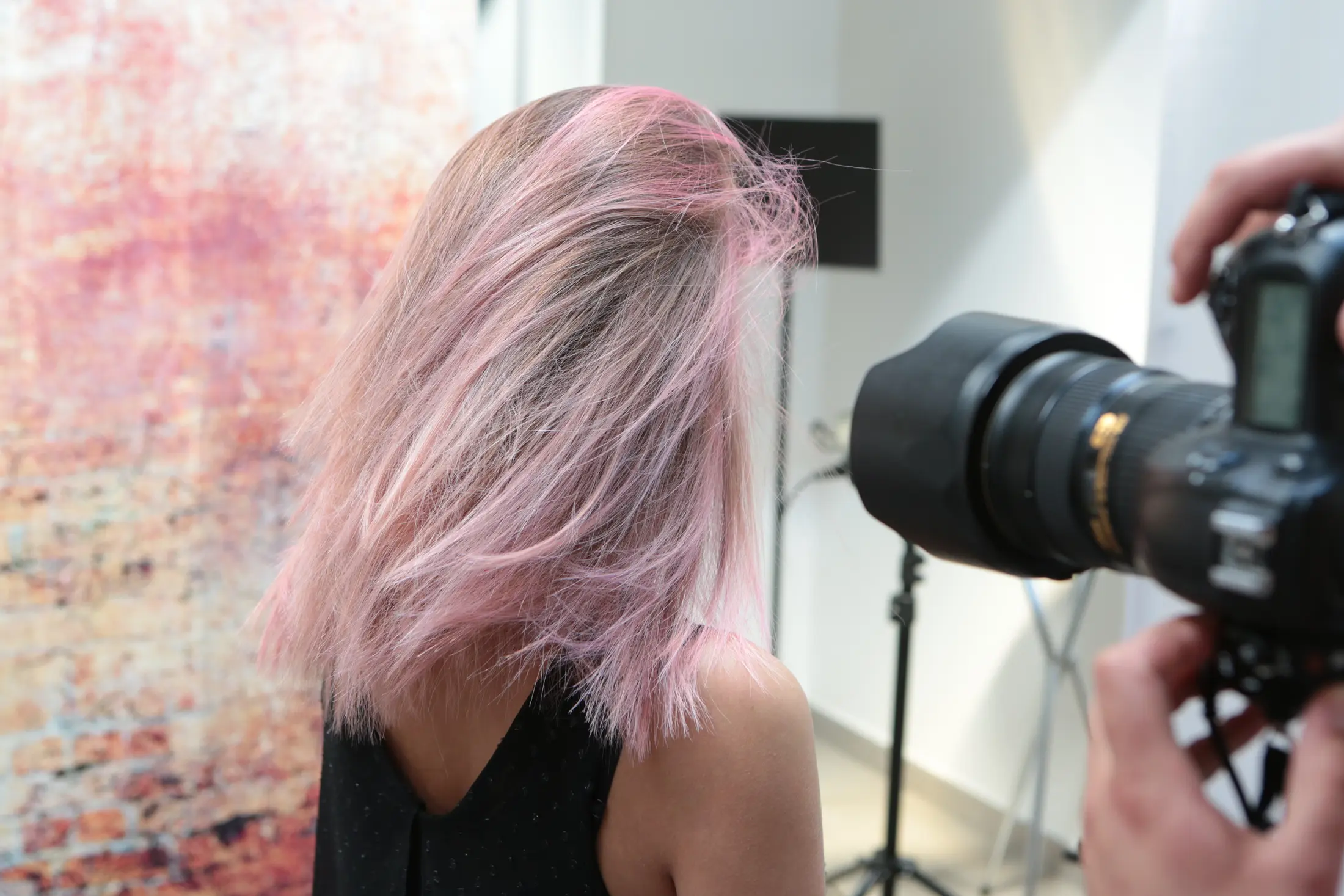 Portrait d’une coiffeuse pendant une séance photo