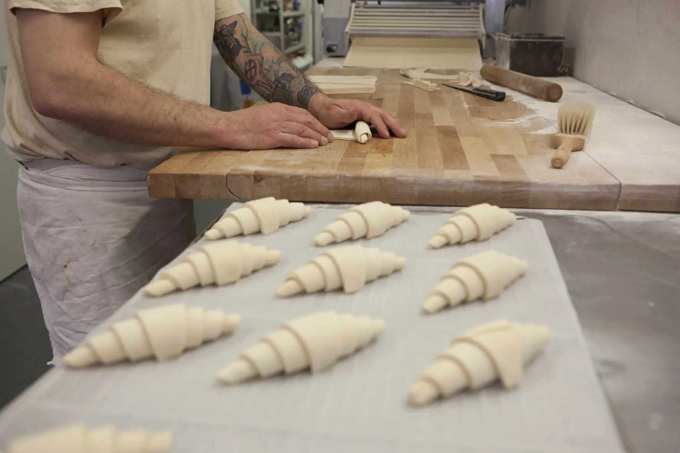 Artisan boulanger façonnant des viennoiseries