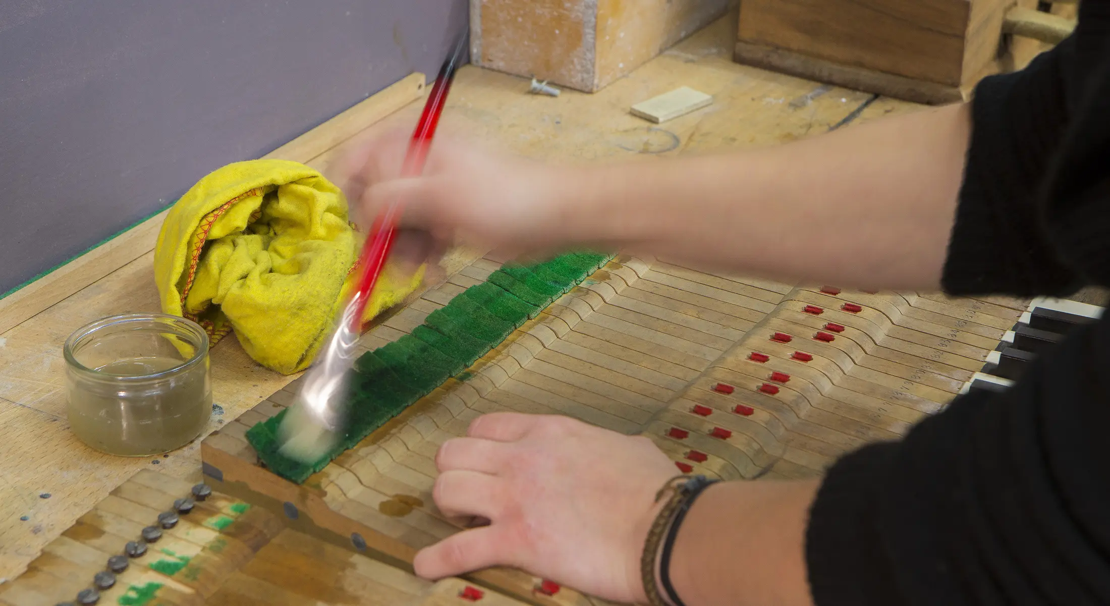 Geste artisanal lors de la création de perles