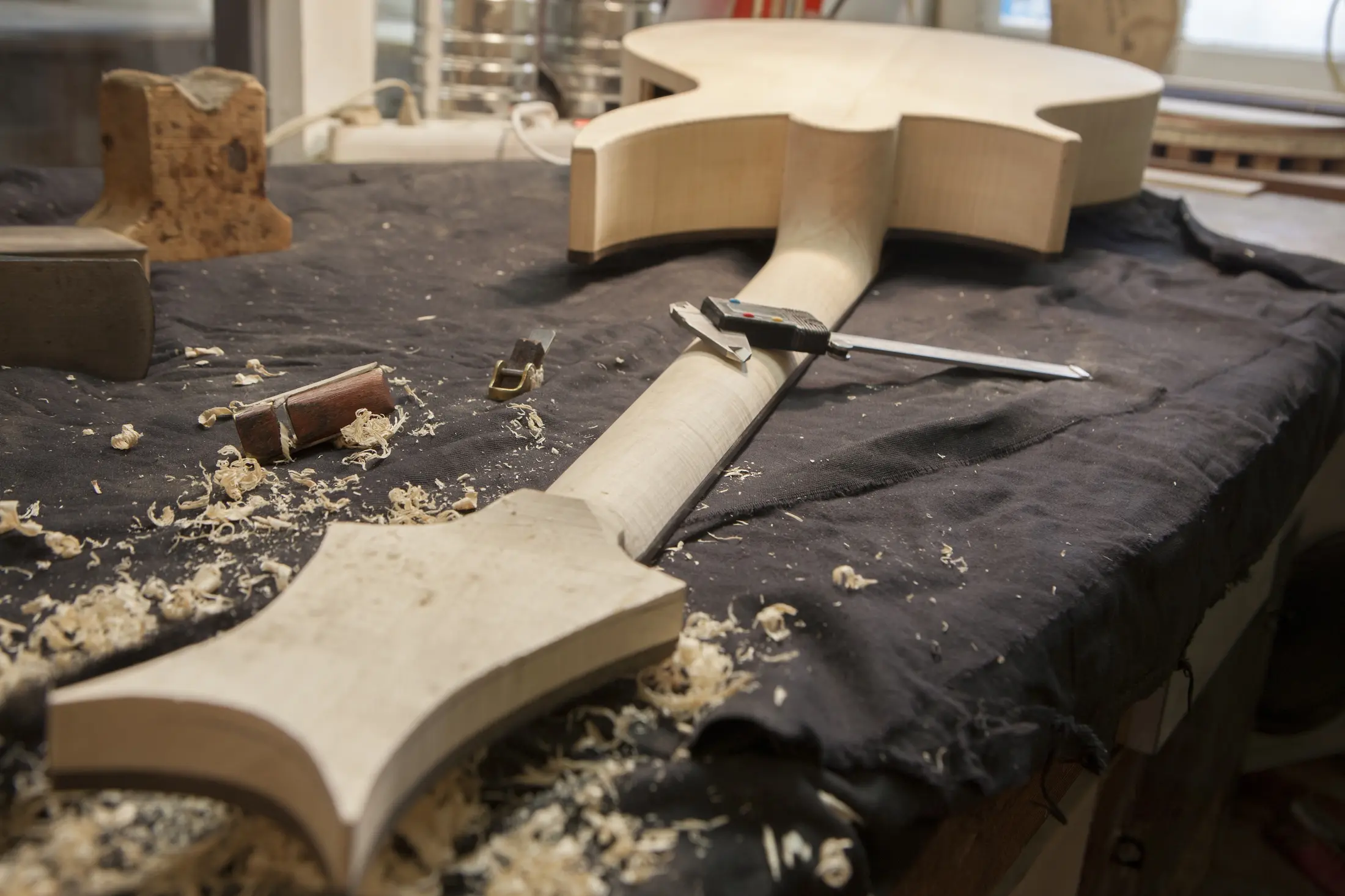 Travail artisanal dans un atelier de lutherie