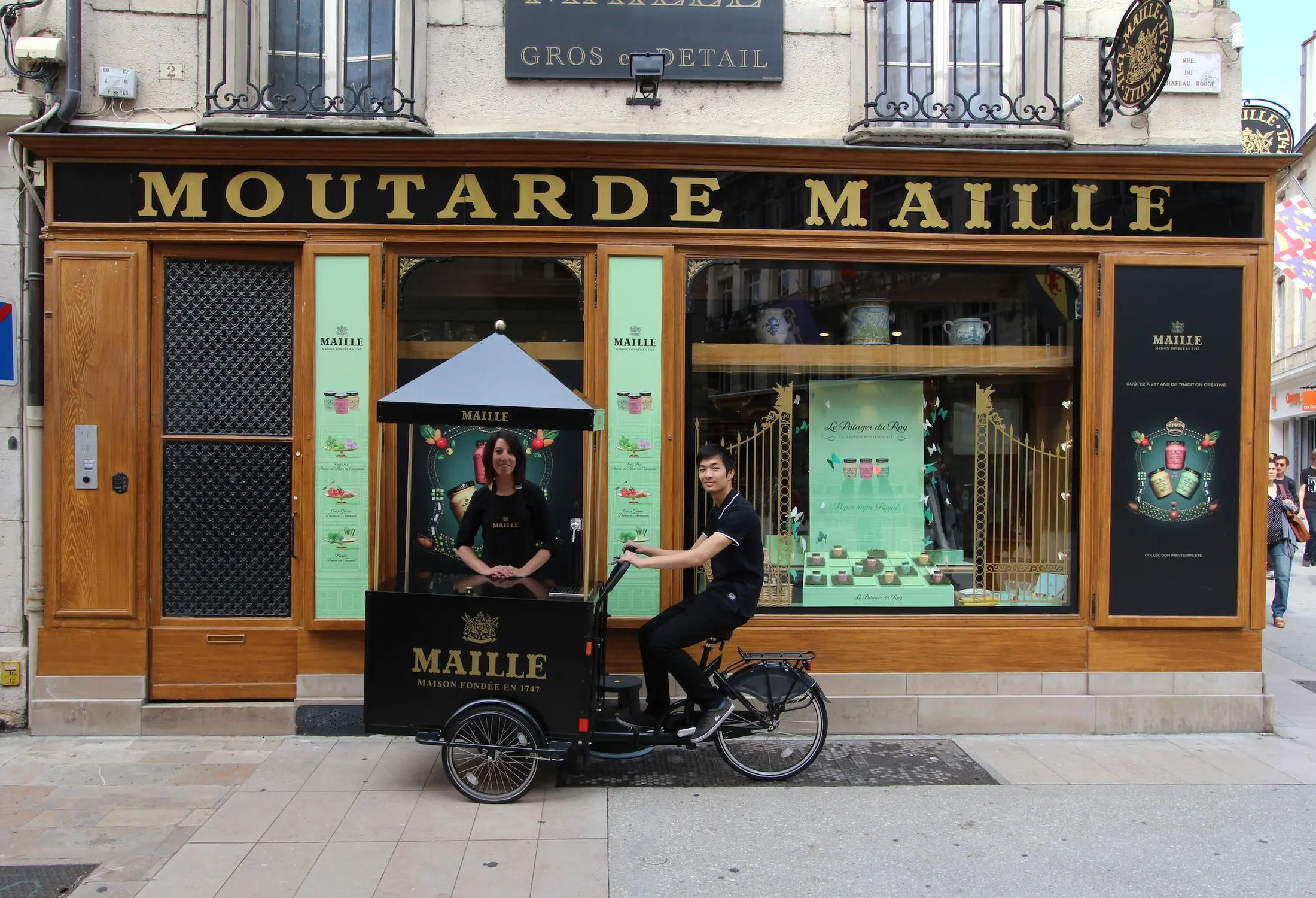 Reportage devant une boutique historique de moutarde