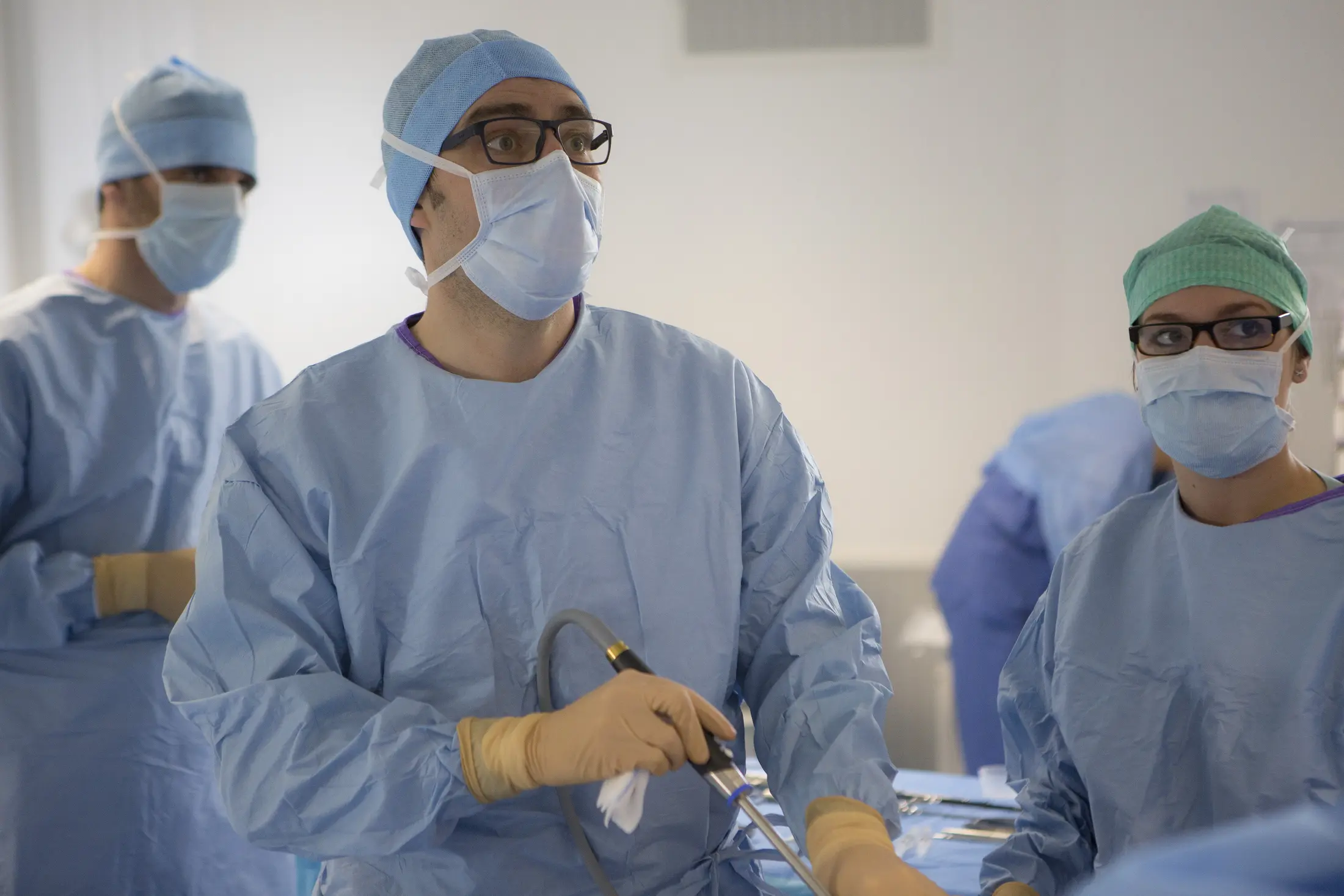 Équipe médicale photographiée au bloc opératoire