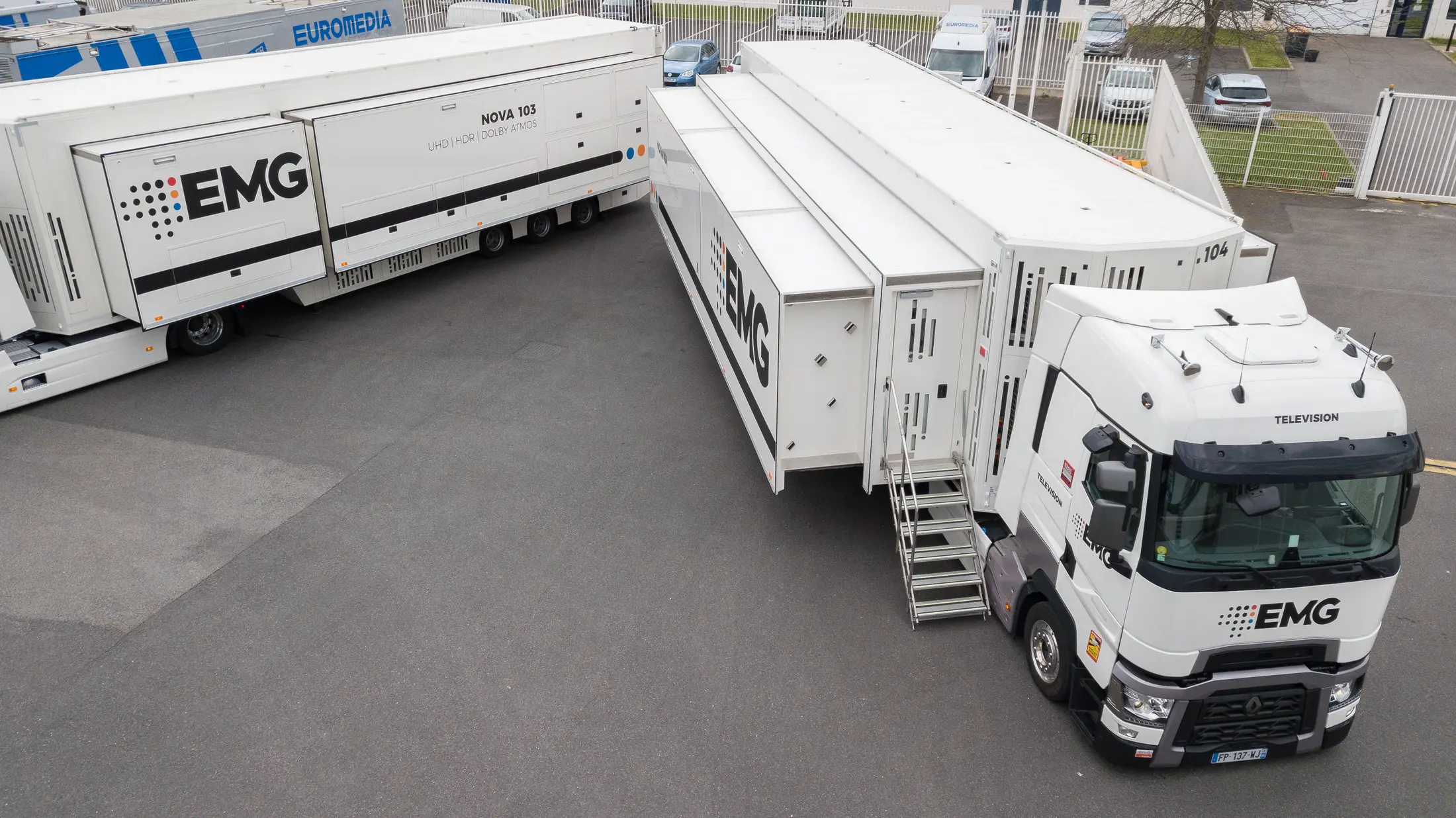 Vue aérienne par drone d’une flotte de poids lourds