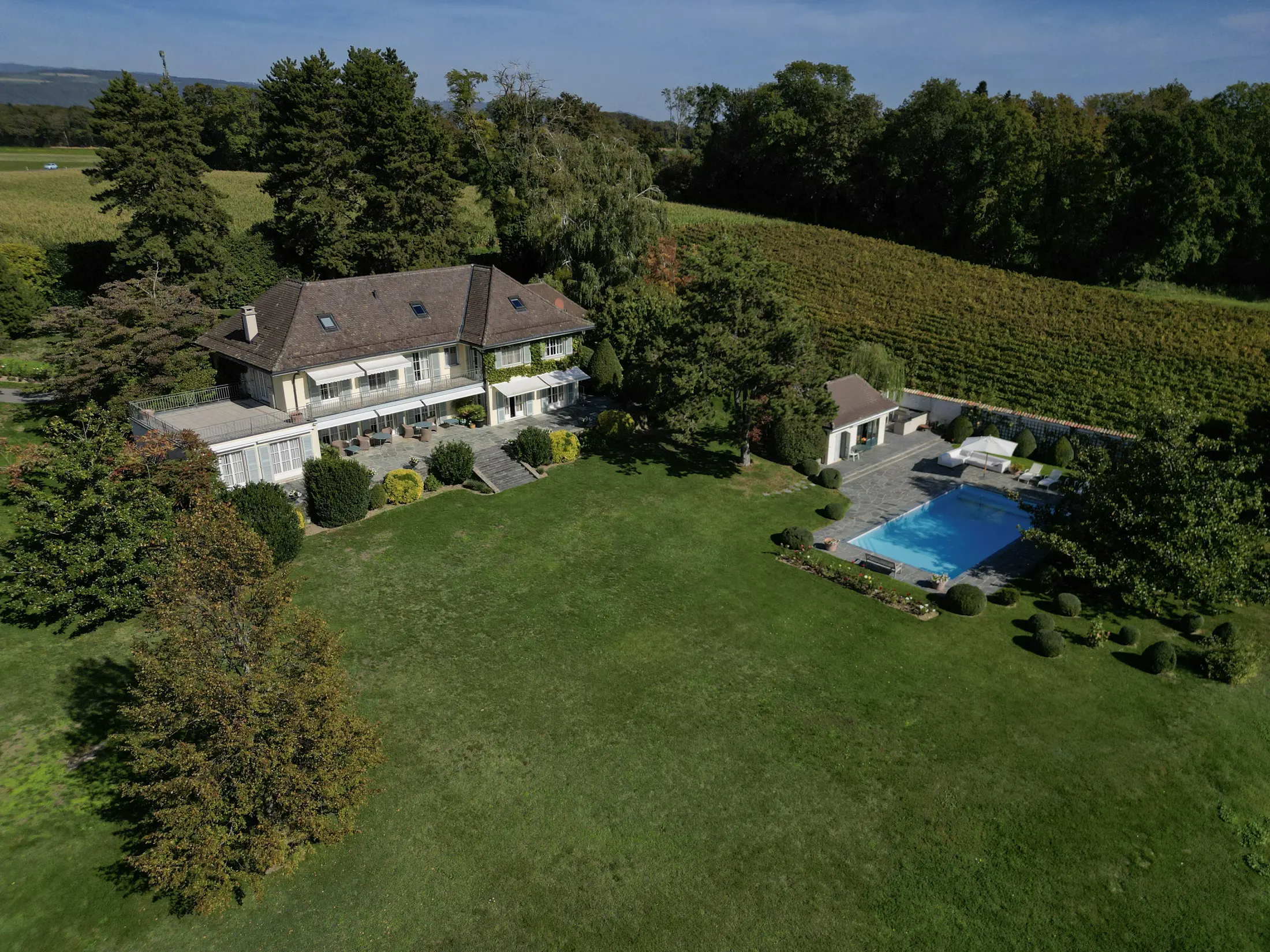 Vue aérienne par drone d’une propriété avec piscine